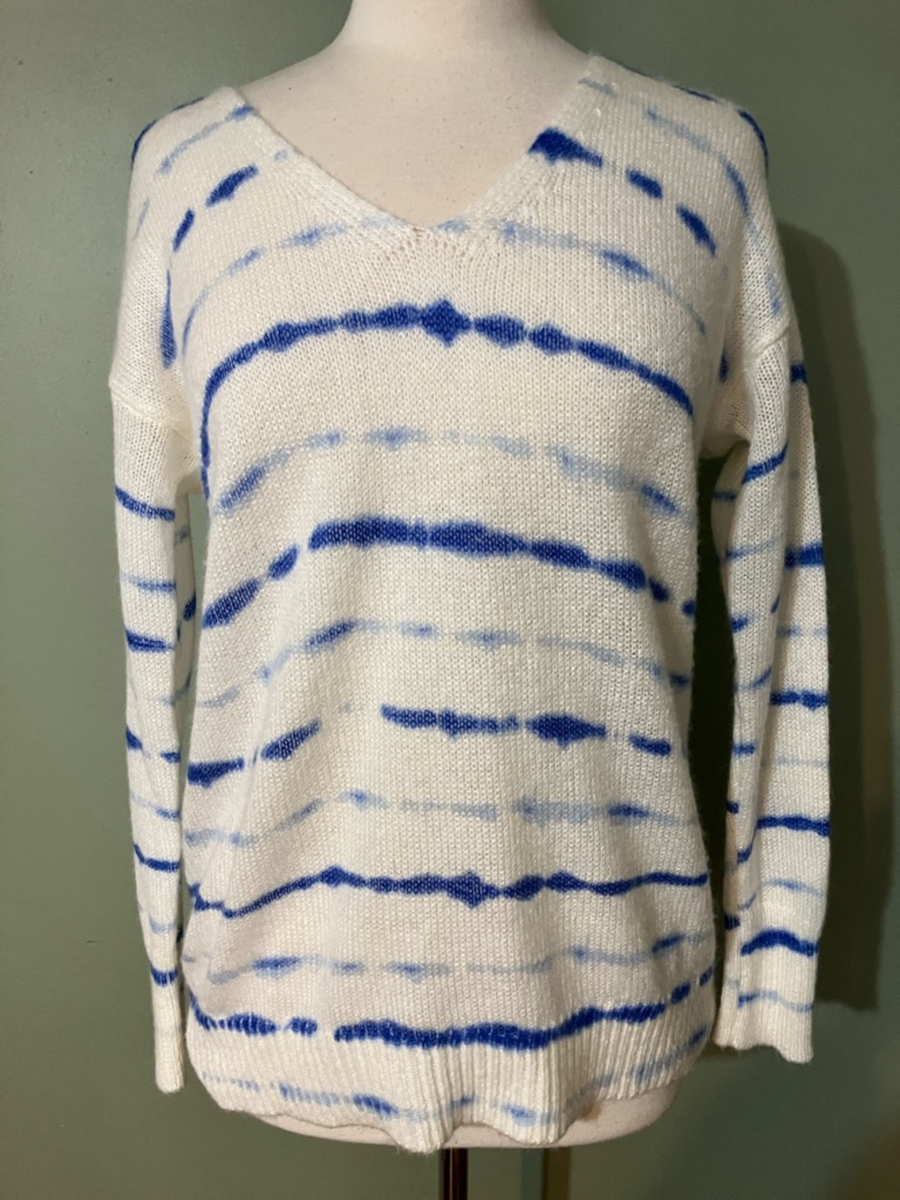 Jennifer Lopez Woman's V-Neck Sweater Medium